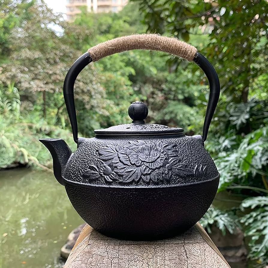 伝統工芸品、南部鉄器の鉄瓶